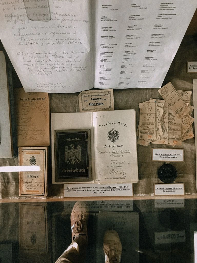 Carte militaire posée sur un bureau d'archive, objet emblématique du travail des capitaines-archivistes